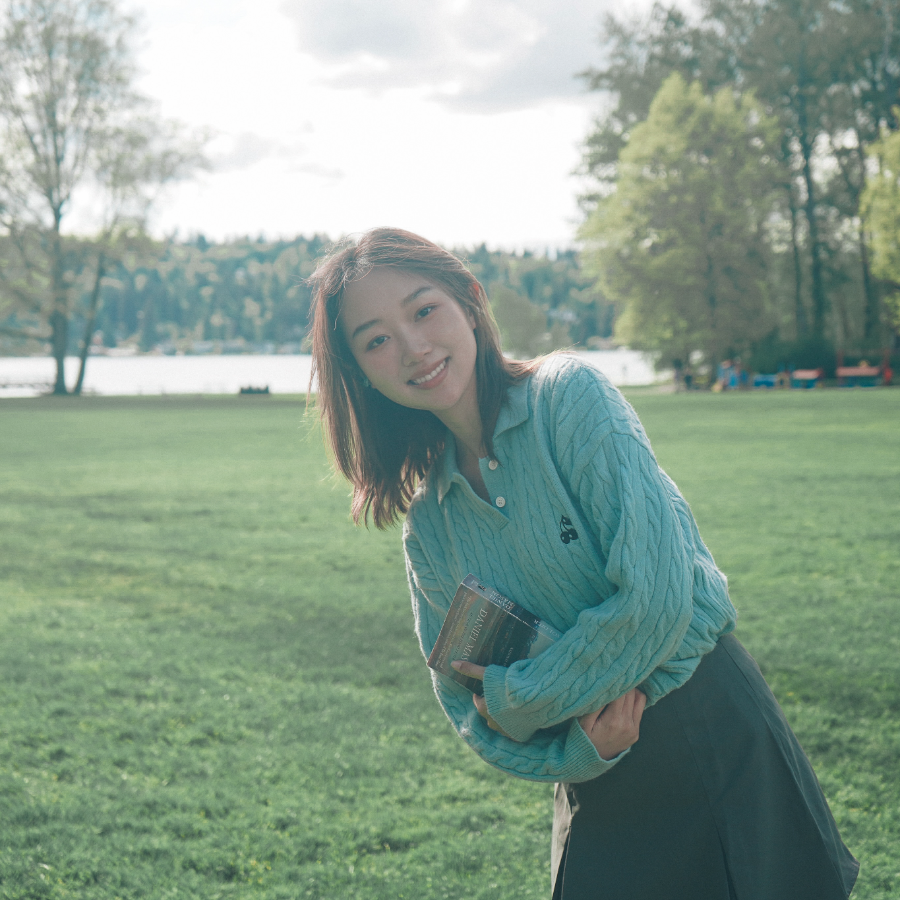Photo of Cassandra Yiming Wang in a Seattle park